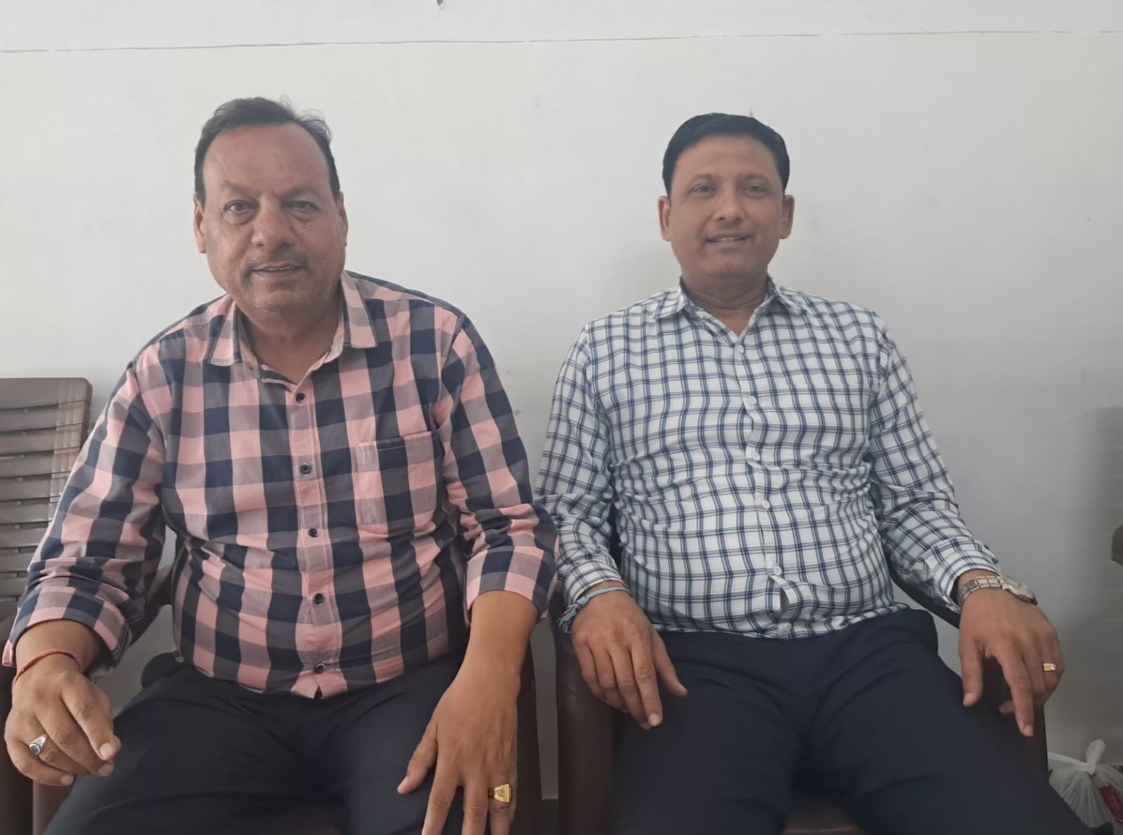 इस सम्बंध में जानकारी देते हुए मंडी एसोसिएशन सदस्य राजकुमार जाखौली व राजेश गोयल।