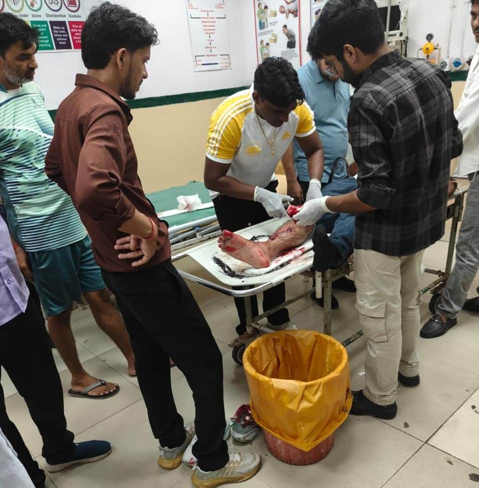   जिला नागरिक अस्पताल के आपात विभाग की माइनर ओटी में गंभीर घायल मरीज को टांके लगाते चतुर्थ श्रे