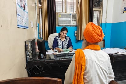  जिला नागरिक अस्पताल की मनोचिकित्सा ओपीडी में मरीज को परामर्श देतीं डॉ. सौभाग्य। अमर उजाला