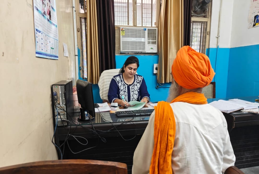  जिला नागरिक अस्पताल की मनोचिकित्सा ओपीडी में मरीज को परामर्श देतीं डॉ. सौभाग्य। अमर उजाला