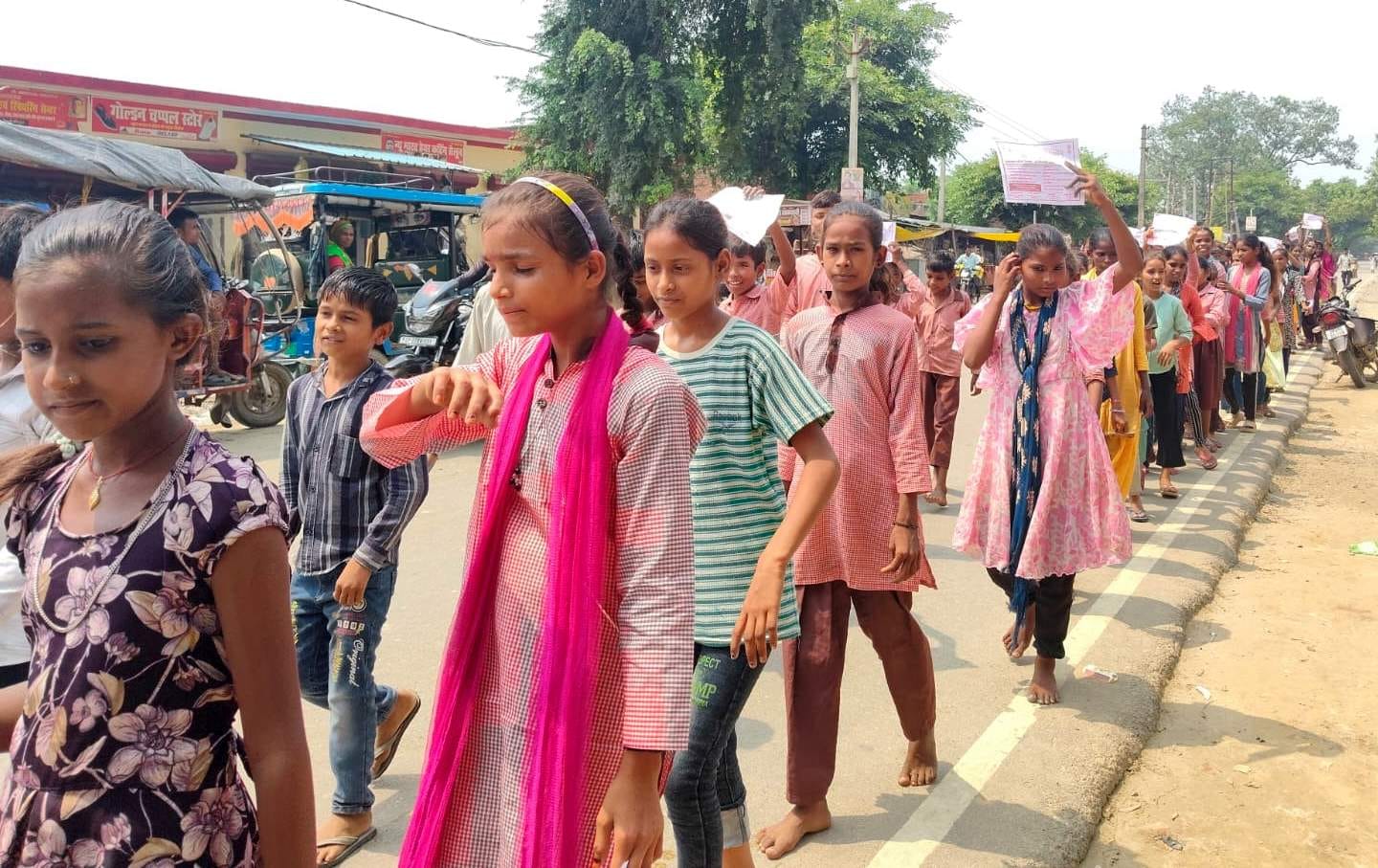 जैतीपुर में जागरुकता रैली निकालते कंपोजिट विद्यालय के छात्र-छात्राएं। संवाद