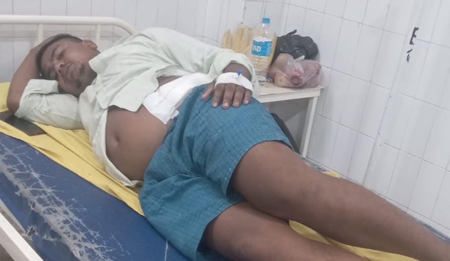 कुल्हाड़ी के हमले से घायल महराजगंज के सराय दुर्गा दास निवासी सौरभ गौतम। संवाद