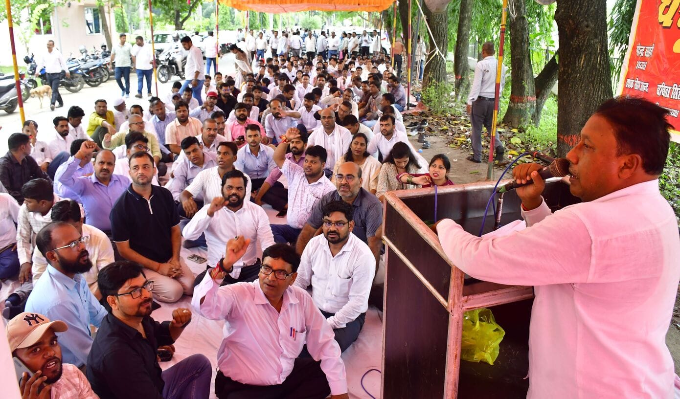 कलेक्ट्रेट परिसर में प्रदर्शन करते लेखपाल संघ के पदाधिकारी। संवाद