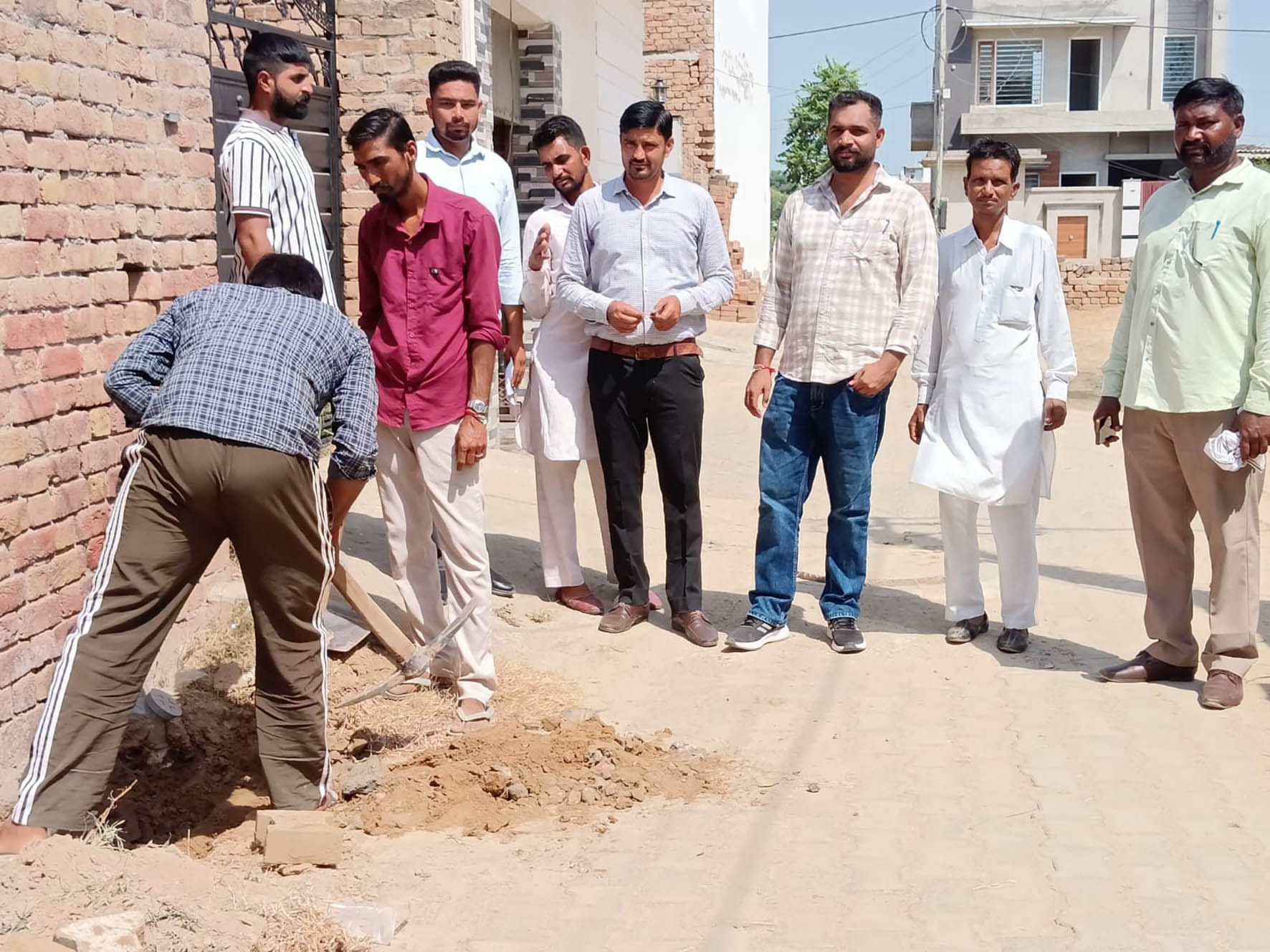 कनेक्शन काटने की कार्रवाई करते हुए विभाग की टीम ,स्त्रोत स्वयं