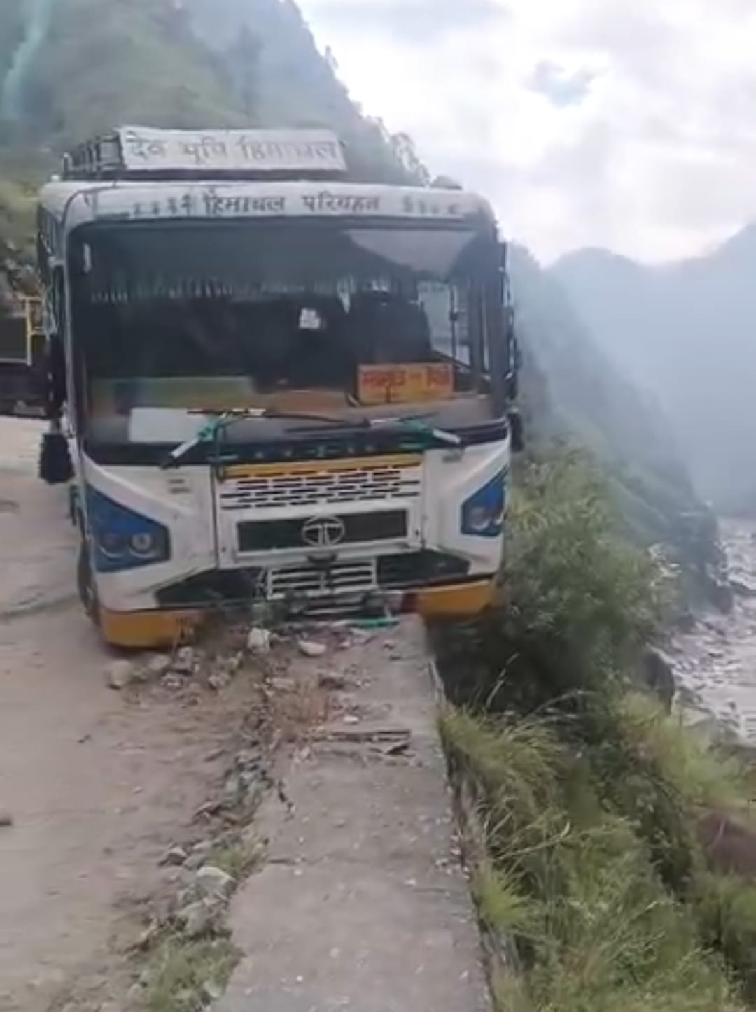 किन्नौर के पोस्पा में दुर्घटनाग्रस्त हुई एचआरटीसी की बस। संवाद