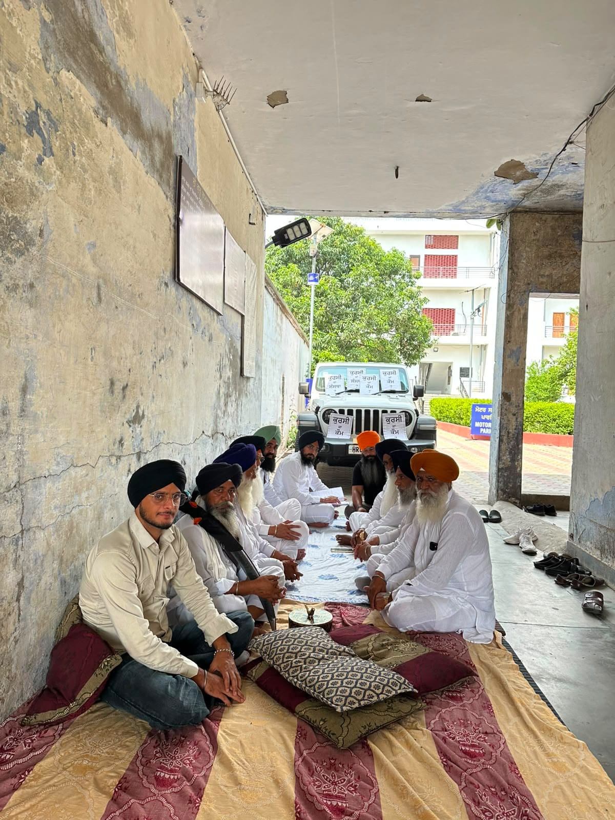 HSGMC member Gurtej Singh's protest continues, former members come out in support