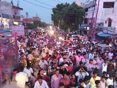 कसया डोल मेले में अर्केस्टा का लुफ्त उठाते युवक। संवाद