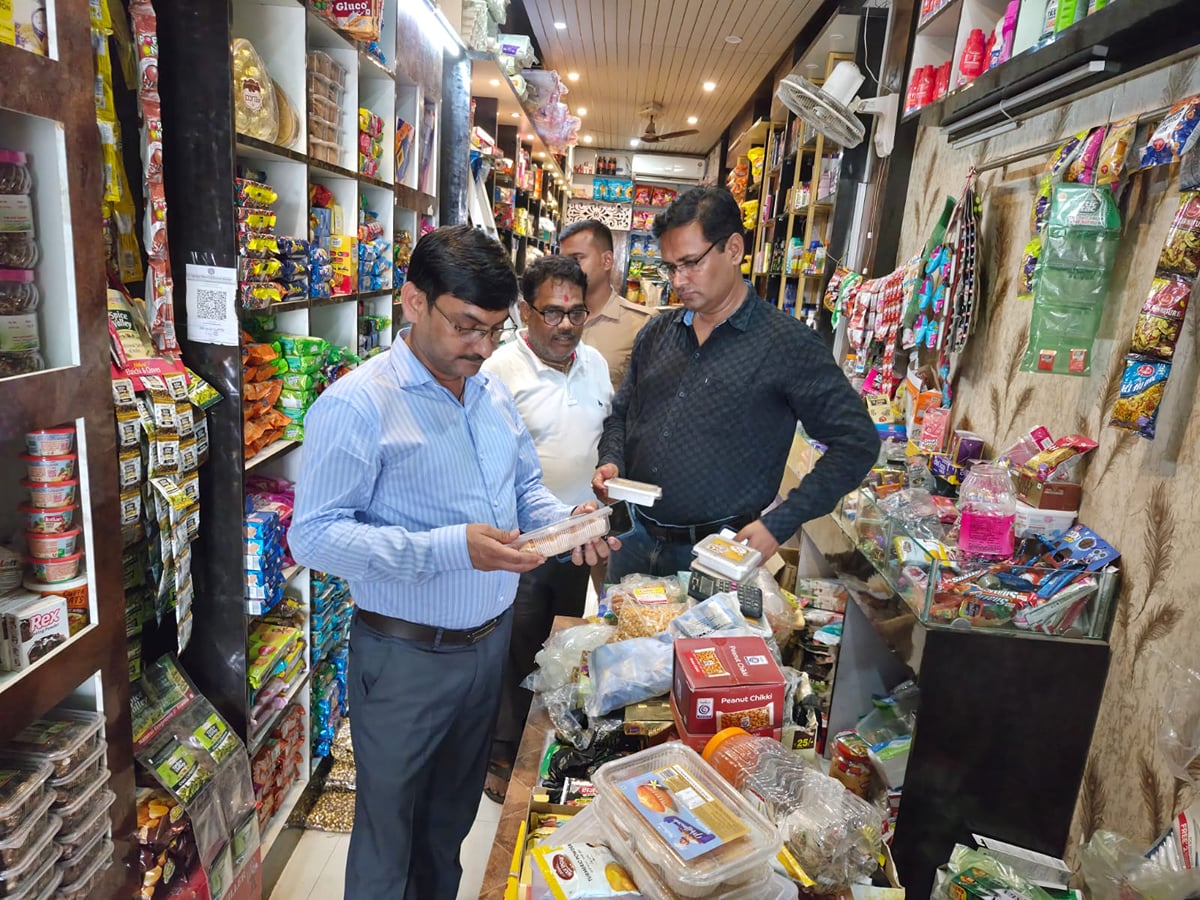 Sant Kabir Nagar News: 40 किलोग्राम खराब और कीड़ा लगा बादाम नष्ट कराया