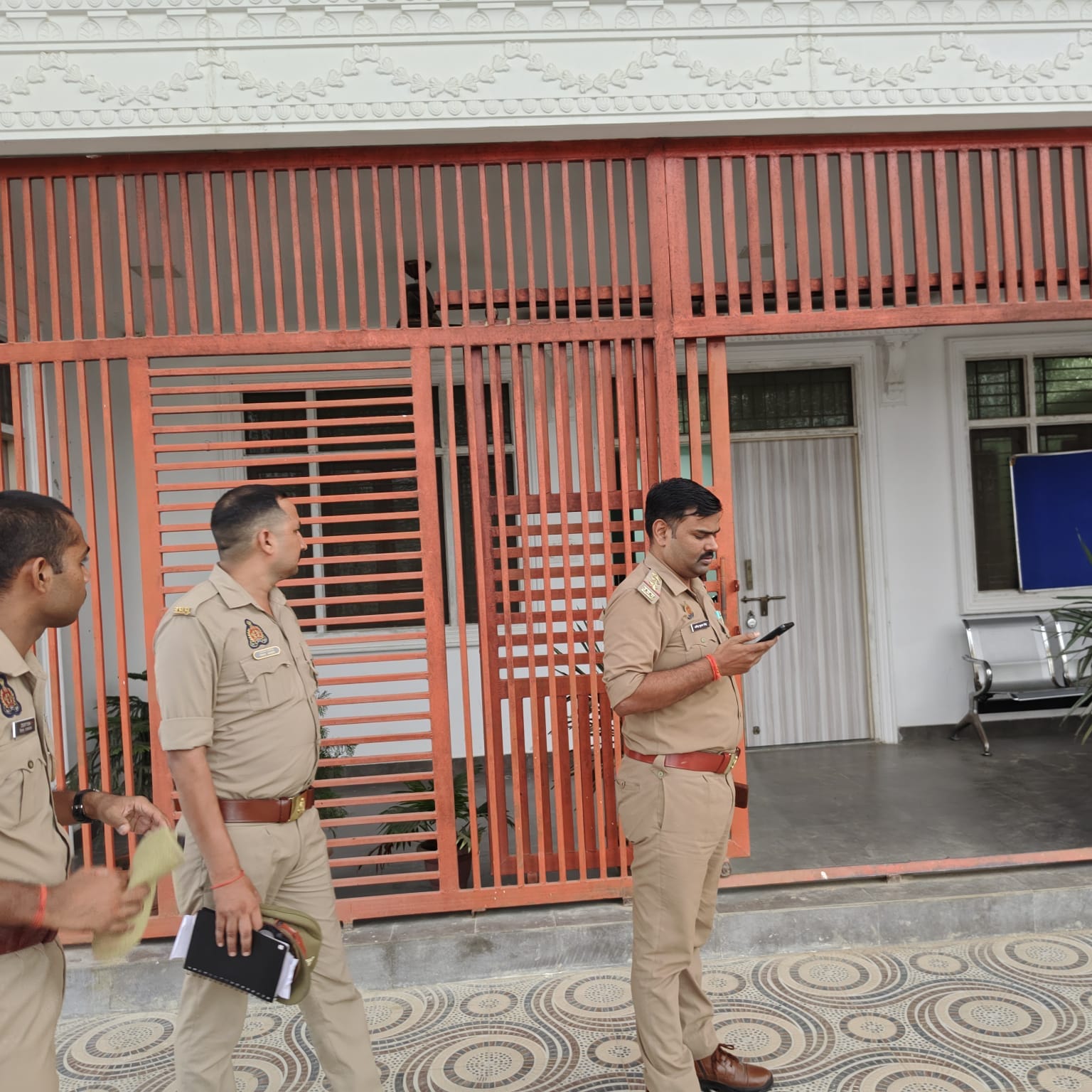 खण्ड विकास अधिकारी कार्यालय के बाहर पुलिस।