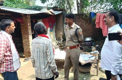 लोनियनपुरवा गांव में लोगों को पूछताछ करते सीओ