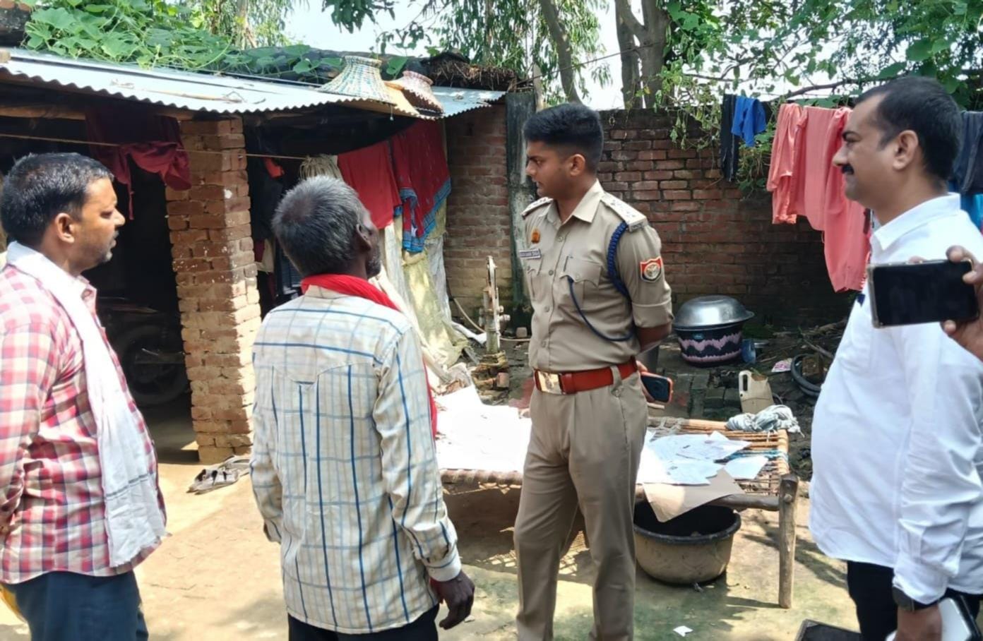 लोनियनपुरवा गांव में लोगों को पूछताछ करते सीओ