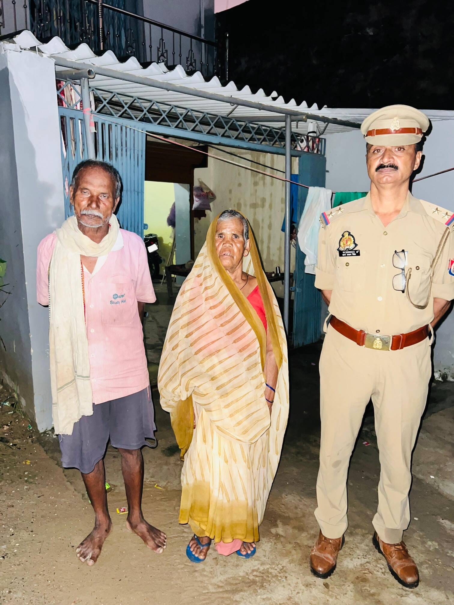 लापता वृद्धा को परिजनों को सौंपती पथरा पुलिस। स्रोत विज्ञप्ति