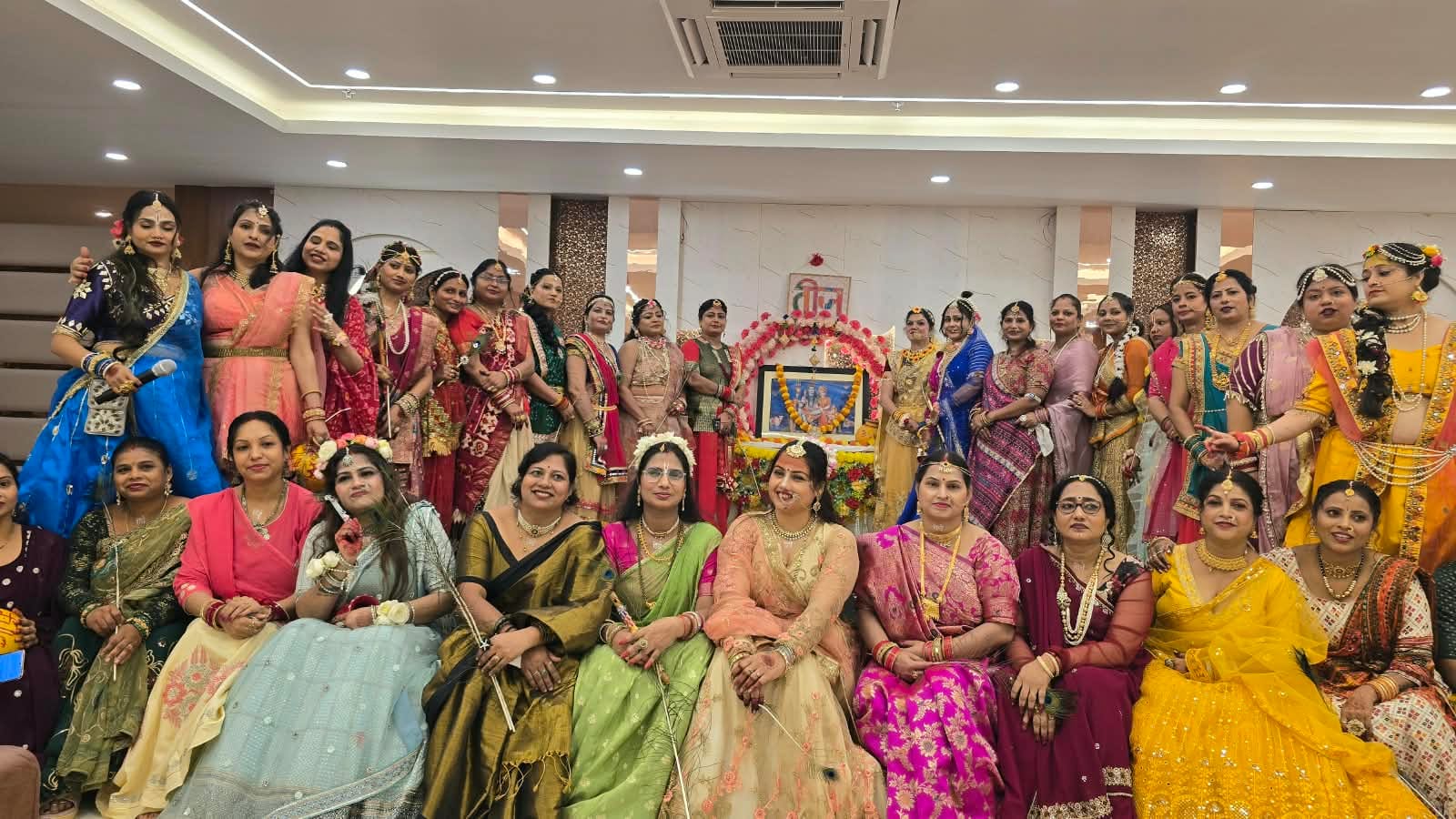 लायंस क्लब जौनपुर रॉयल की ओर से शहर के तीज महोत्सव में शामिल महिलाएं। -क्लब