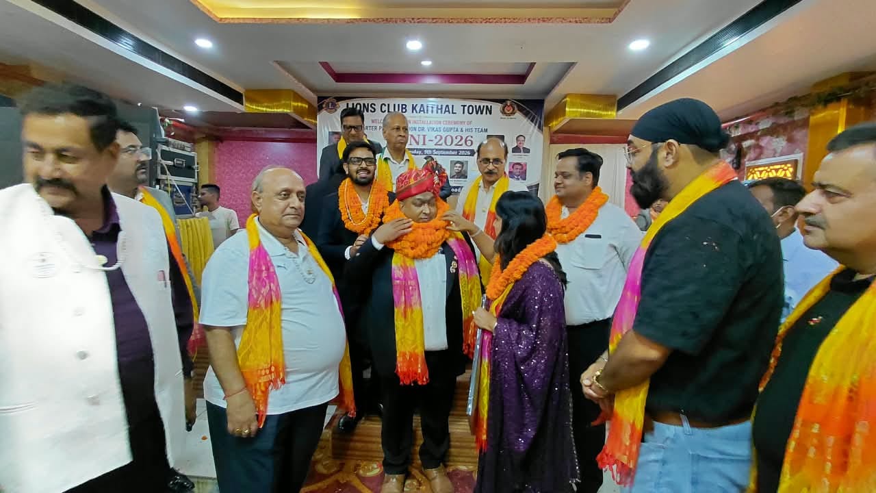 लायंस क्लब के नव नियुक्त अध्यक्ष को बधाई देते अन्य सदस्य। विज्ञप्ति