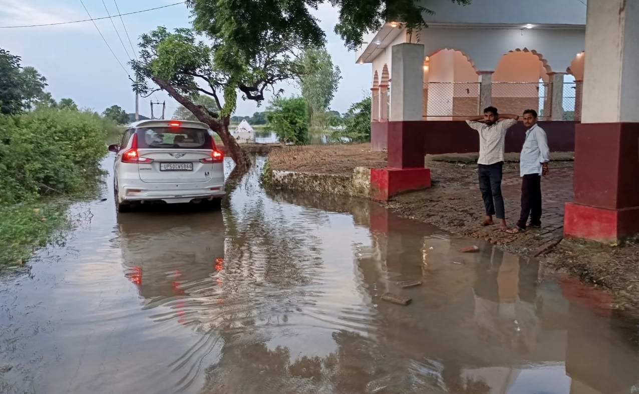 मंगई नदी के पानी से मार्ग पर भरा पानी। संवाद