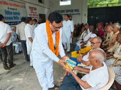 मुहम्मदाबाद गाेहना स्थित वृद्ध आश्रम में खाद्य सामग्री वितरित करते कांग्रेस जिलाध्यक्ष राजमंगल