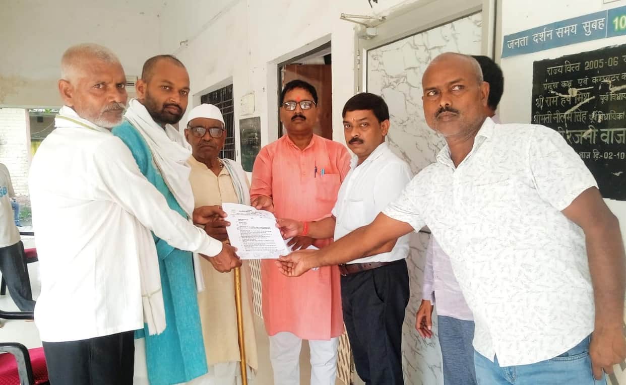 Farmers staged a sit-in at block headquarters.