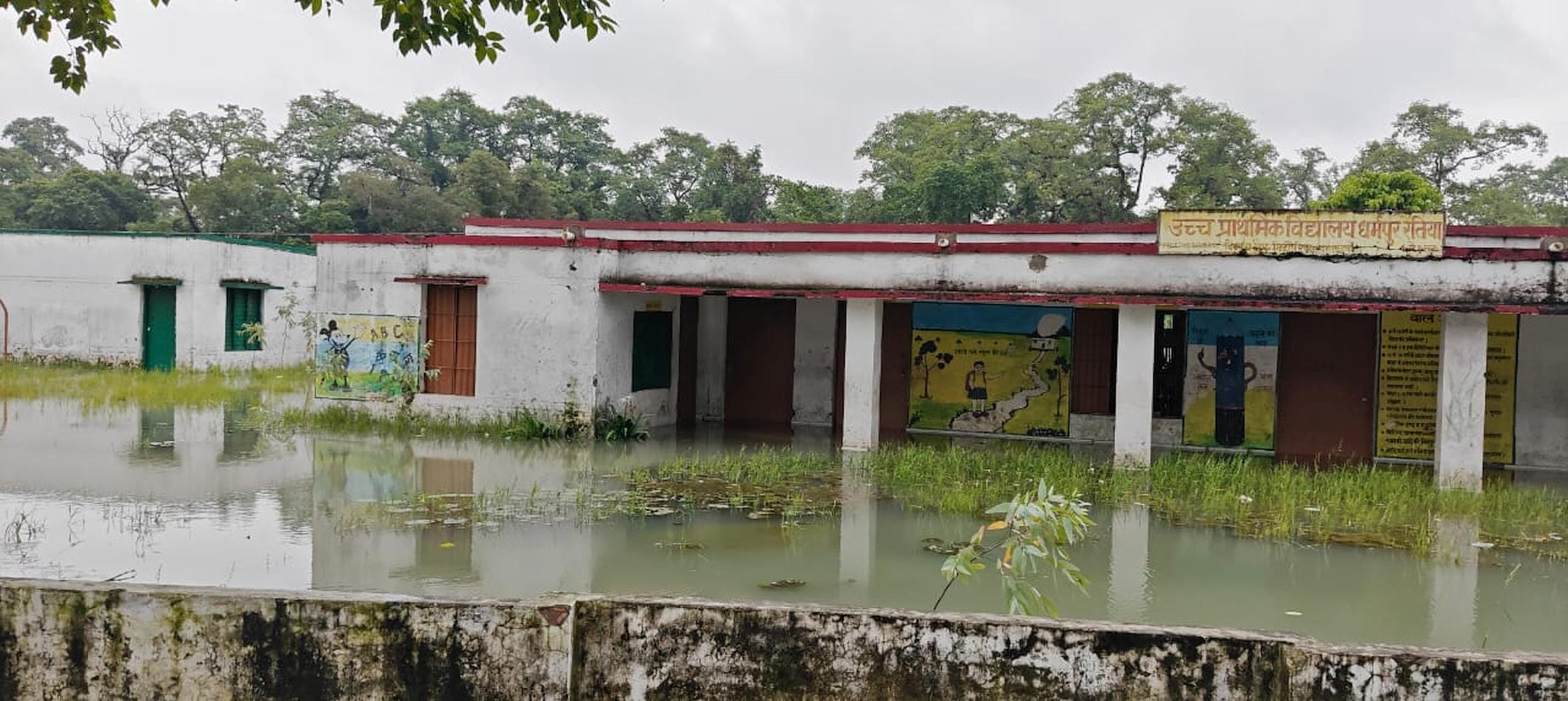 महसी व मिहींपुरवा के गांवों में भरा पानी।