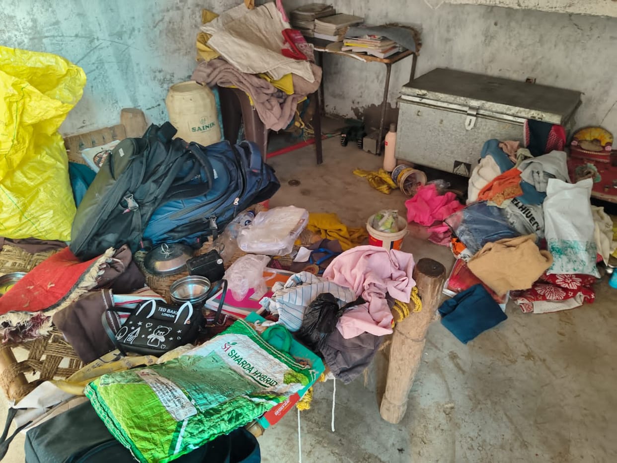 Family slept on the roof; thieves broke the room's lock and committed theft.Family slept on the roof; thieves broke the room's lock and committed theft.