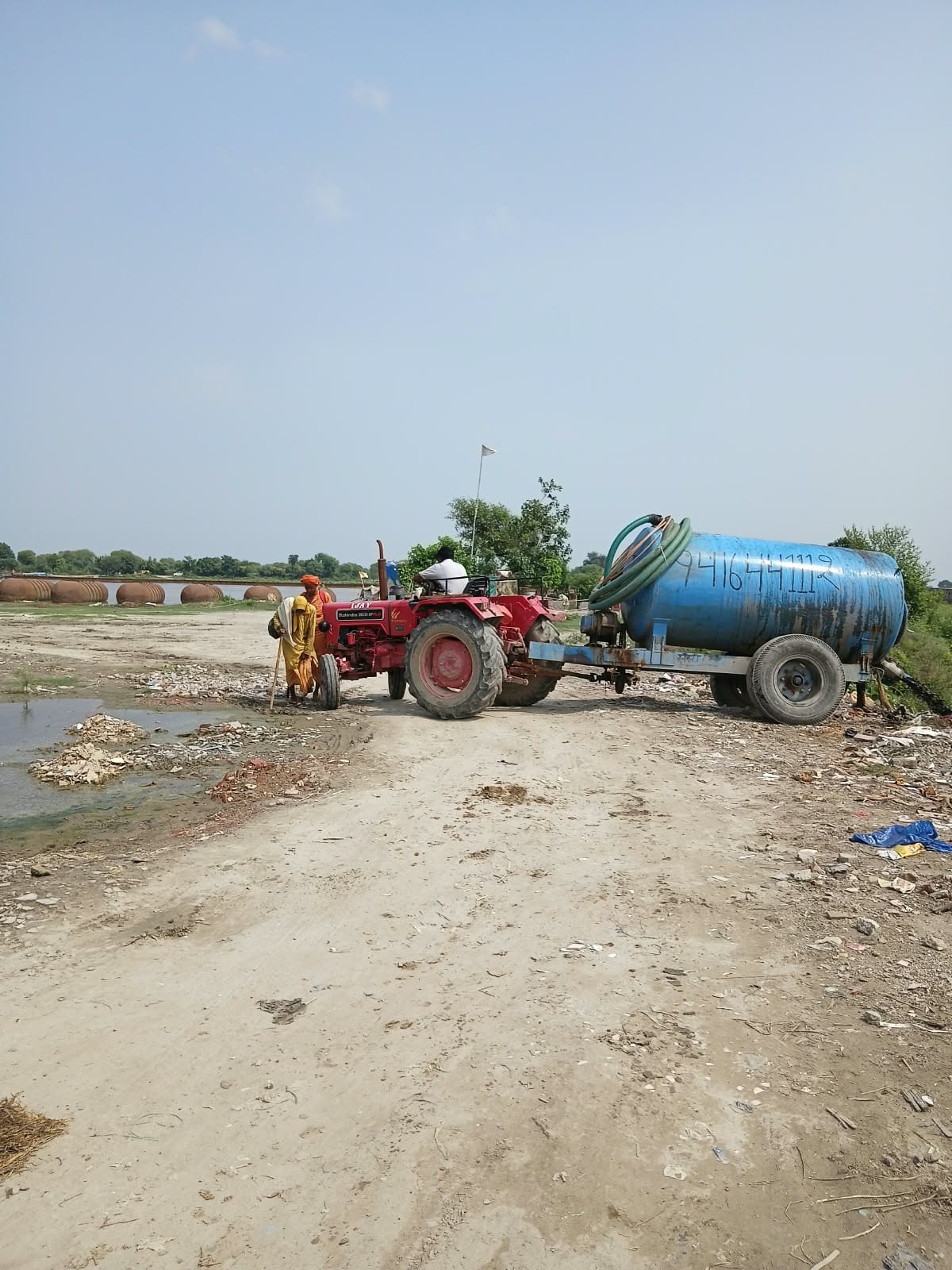 Sewage tanker emptied on the banks of the Yamuna