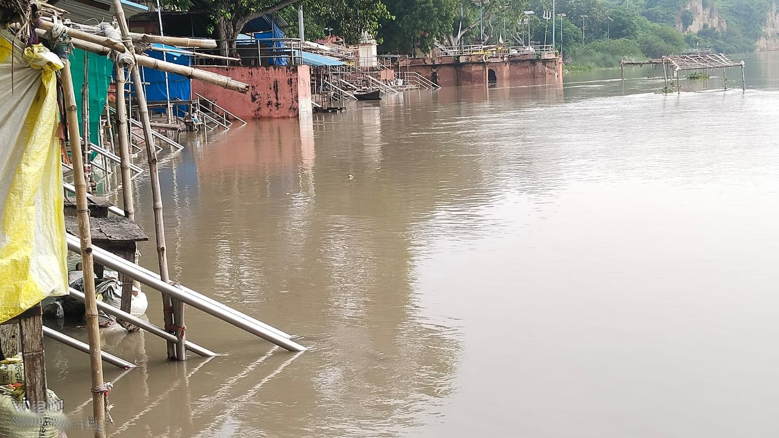 मानिकपुर में सीढ़ियों तक पहुंचा गंगा के बाढ़ का पानी। संवाद