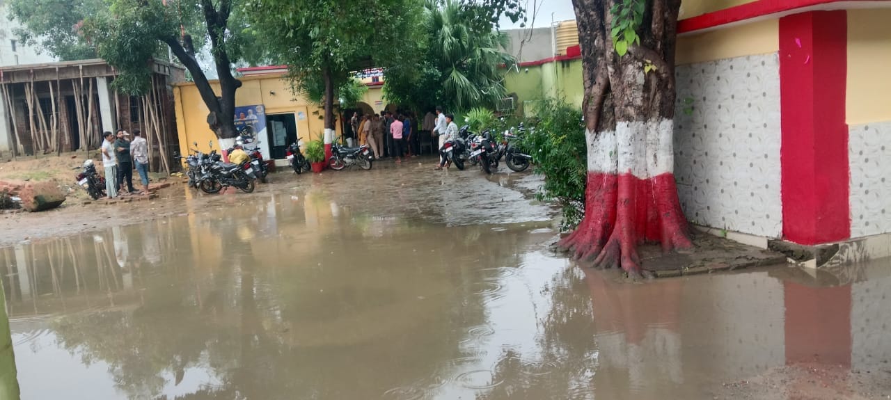 मीरानपुर कटरा थाना परिसर में भरा पानी। संवाद