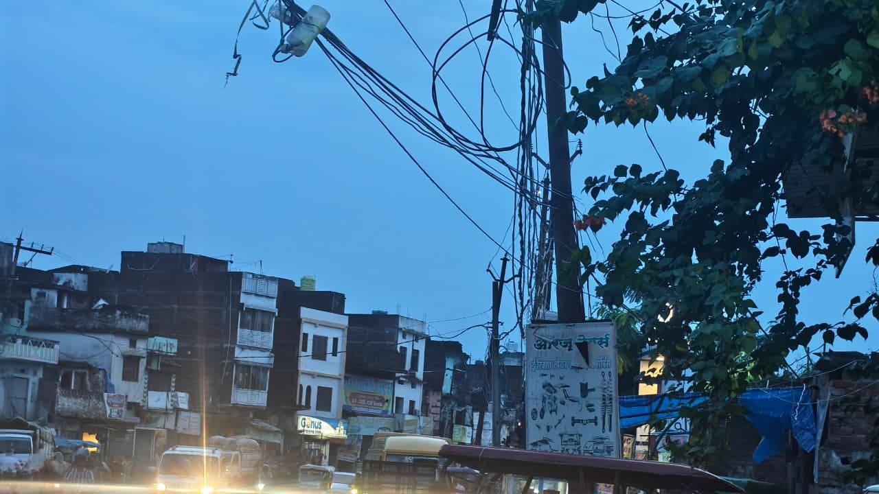 नगर में लटकते जर्जर विद्युत तार। संवाद