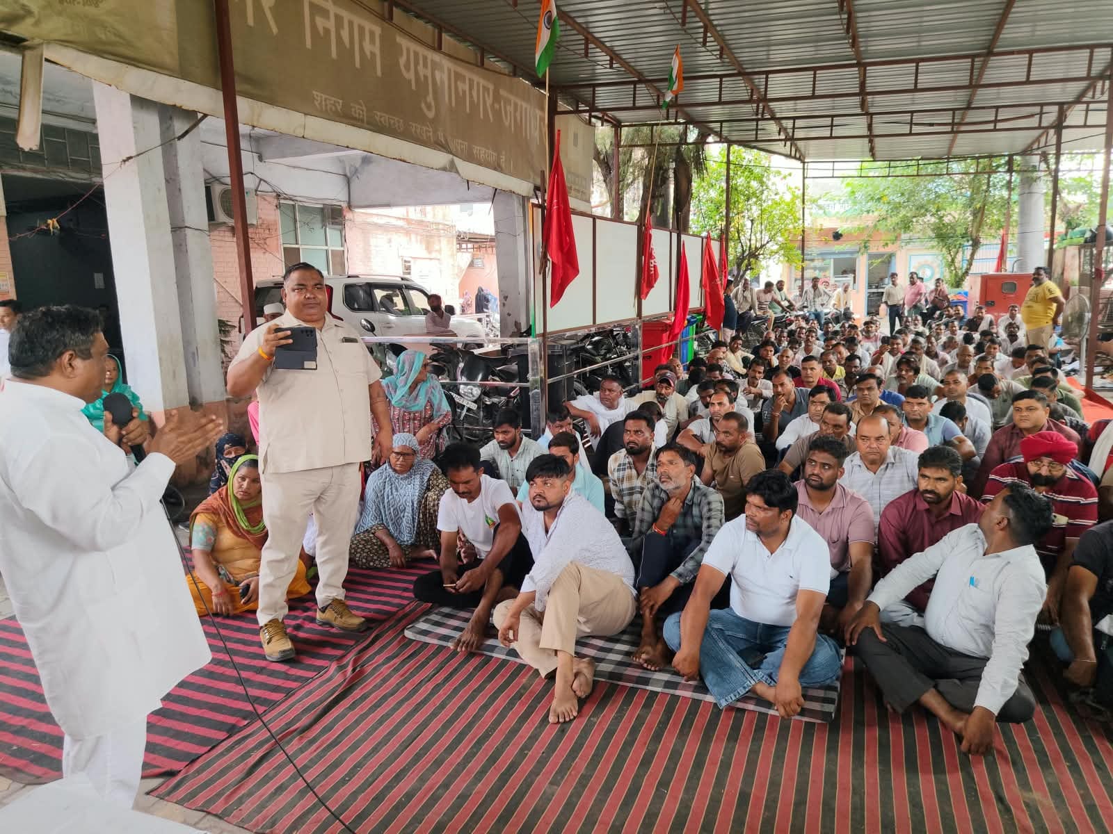 नगर निगम कार्यालय परिसर में सफाई व दमकल कर्मचारियों को संबोधित करते राज्य प्रधान नरेश कुमार शास