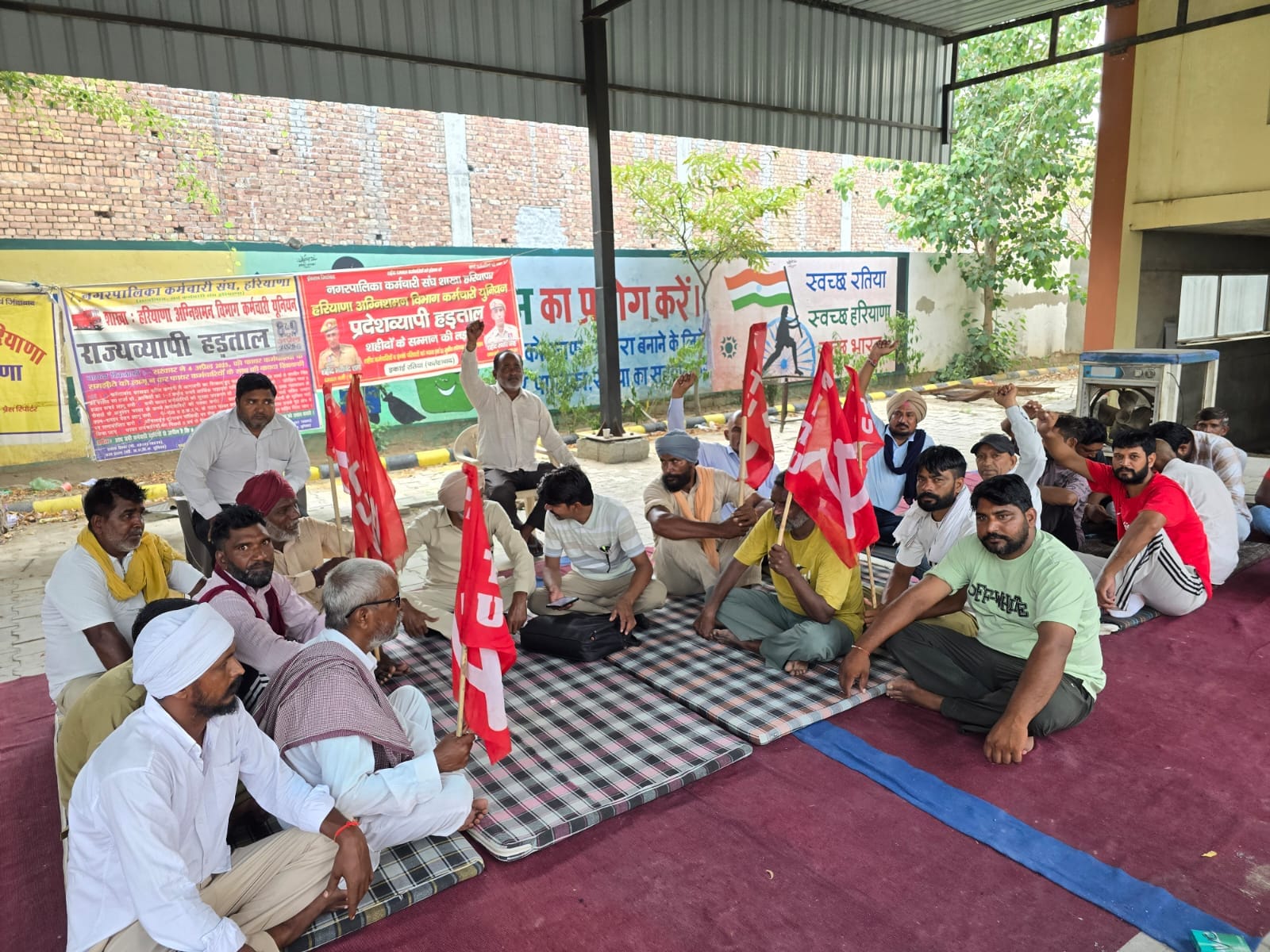 नगर पालिका कार्यालय में धरना दे रहे सफाई कर्मचारी। :संवाद