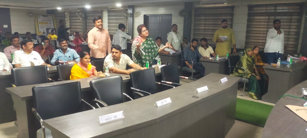 नगरपालिका बोर्ड की बैठक में सदन के समक्ष अपनी बात रखते सभासद