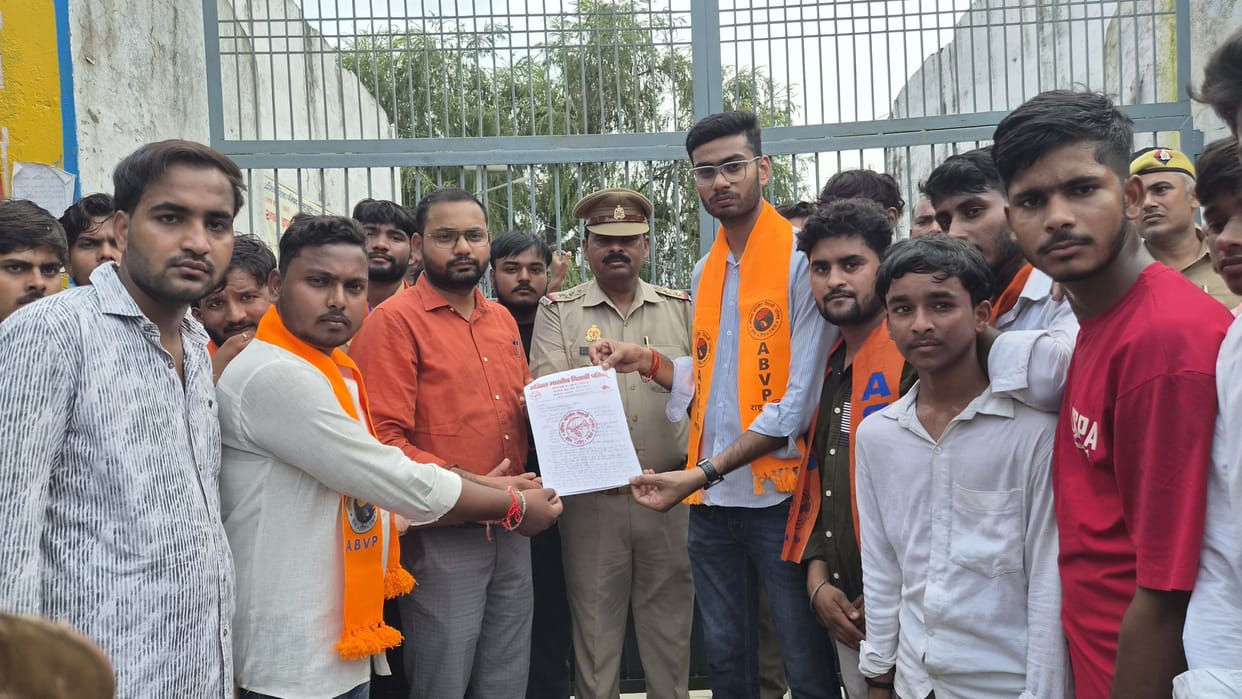 ABVP staged a protest and raised slogans at the gate of Sherwani Inter College.