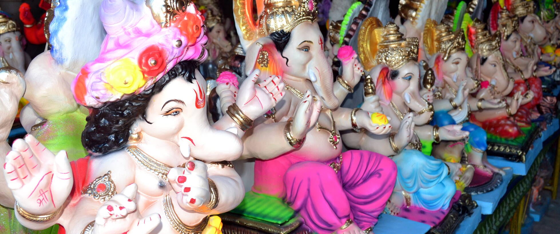 नमस्ते चौक पर सड़क किनारे रखते गणपति जी। संवाद