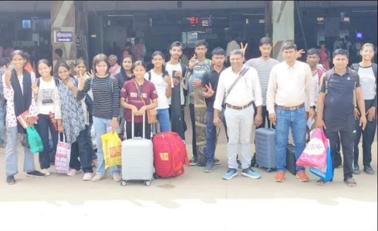 पीडीडीयू रेलवे स्टेशन से मेरठ के लिए रवाना होते राइफल शूटिंग के खिलाड़ी। स्रोत:-जागरूक पाठक