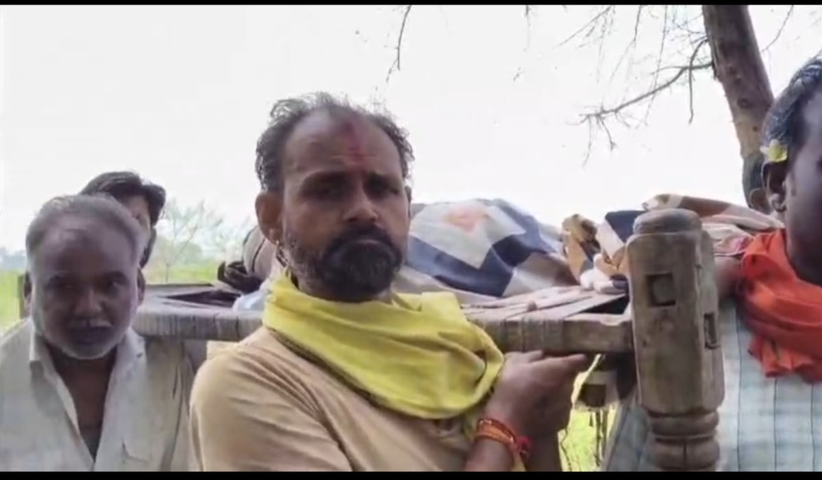 खाट बनी एंबुलेंस: मरीज को खटिया पर मुख्य मार्ग तक ले गए ग्रामीण, रनवाहा से देवरी तक पक्की सड़क की मांग