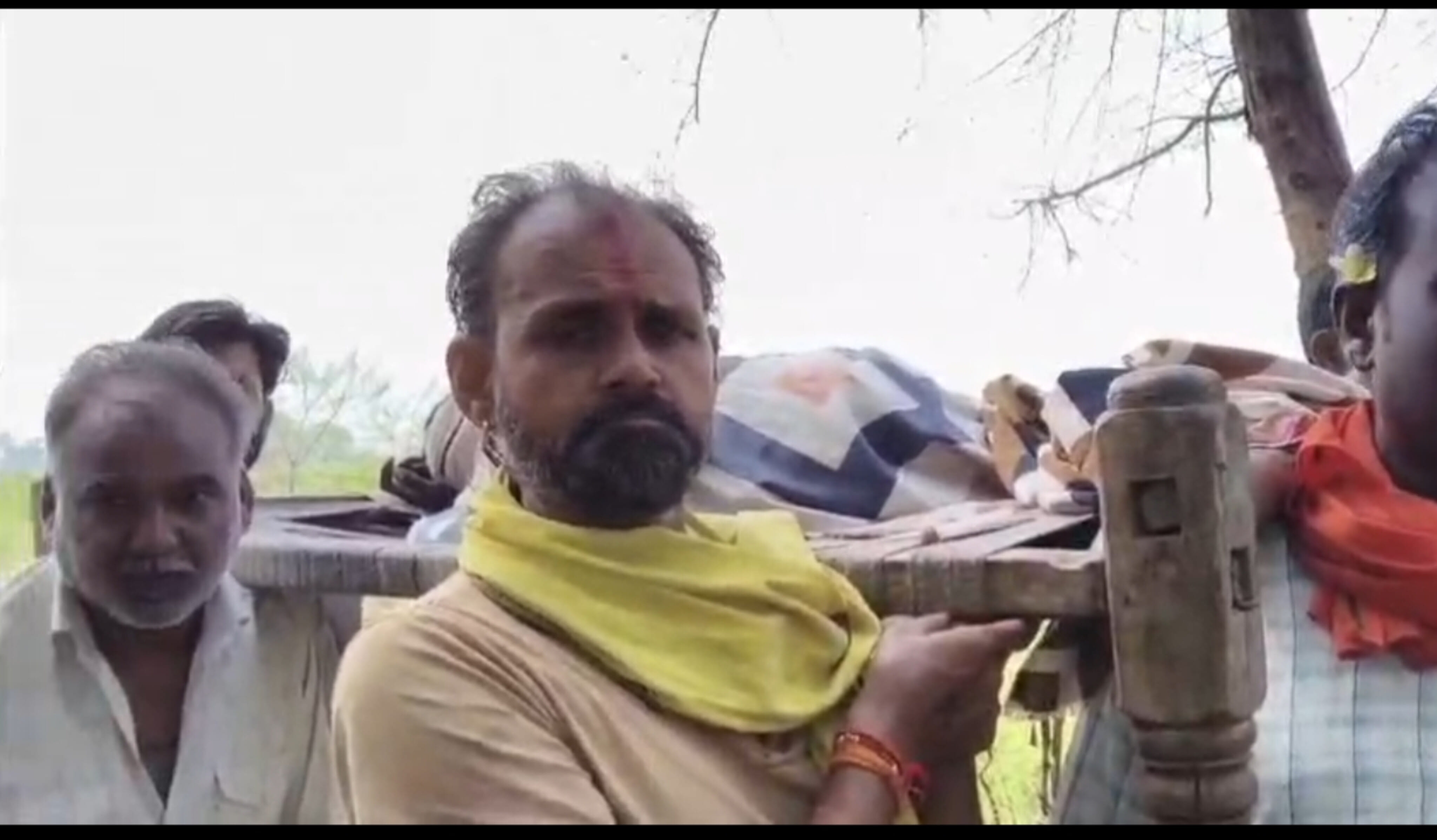 मरीज को खाट पर लादकर मुख्य मार्ग तक ले गए ग्रामीण।