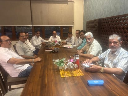 परीक्षा के बारे में चर्चा के दौरान मौजूद संस्था के पदाधिकारी। संस्था