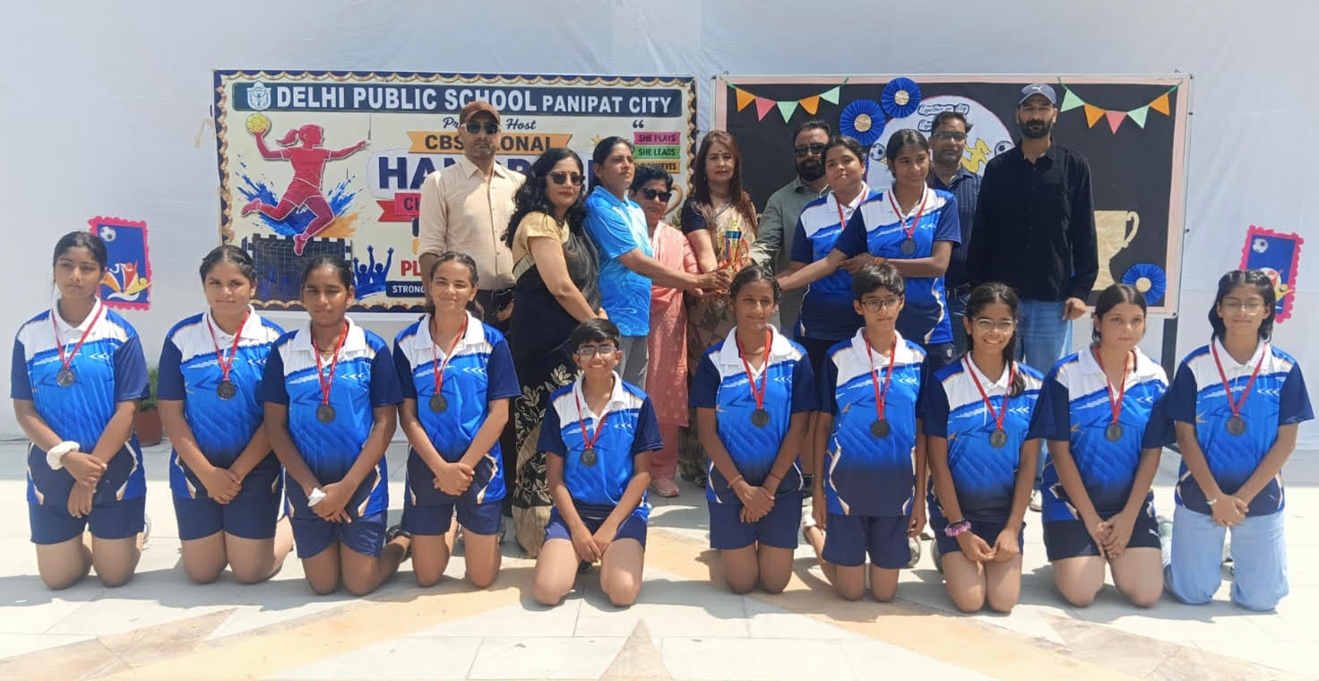 प्रतियोगिता में विजेता खिलाड़ियों को सम्मानित करते मुख्यातिथि व अन्य। संस्थान