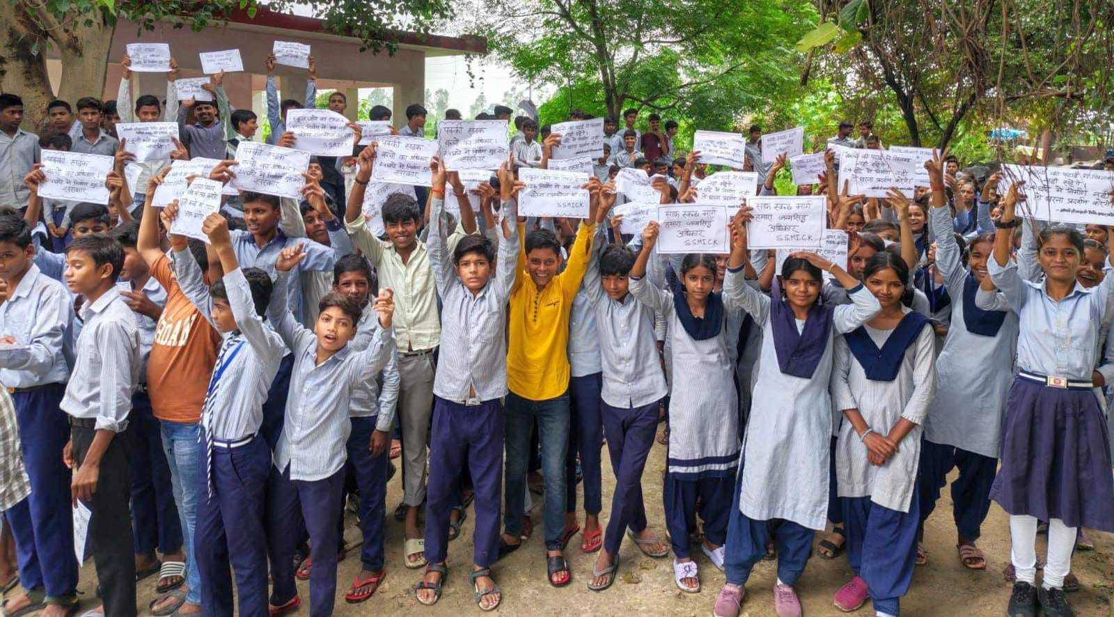 प्रदर्शन करते गांव कपसेड़ा क्षेत्र के संसारवती मेमोरियल इंटर कॉलेज के छात्र-छात्राएं। स्रोत: वि