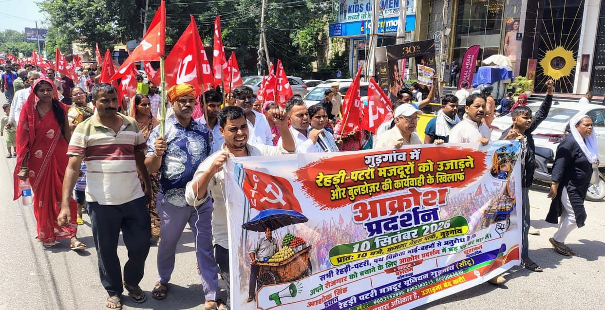 Street vendors staged a protest against the Municipal Corporation's action.