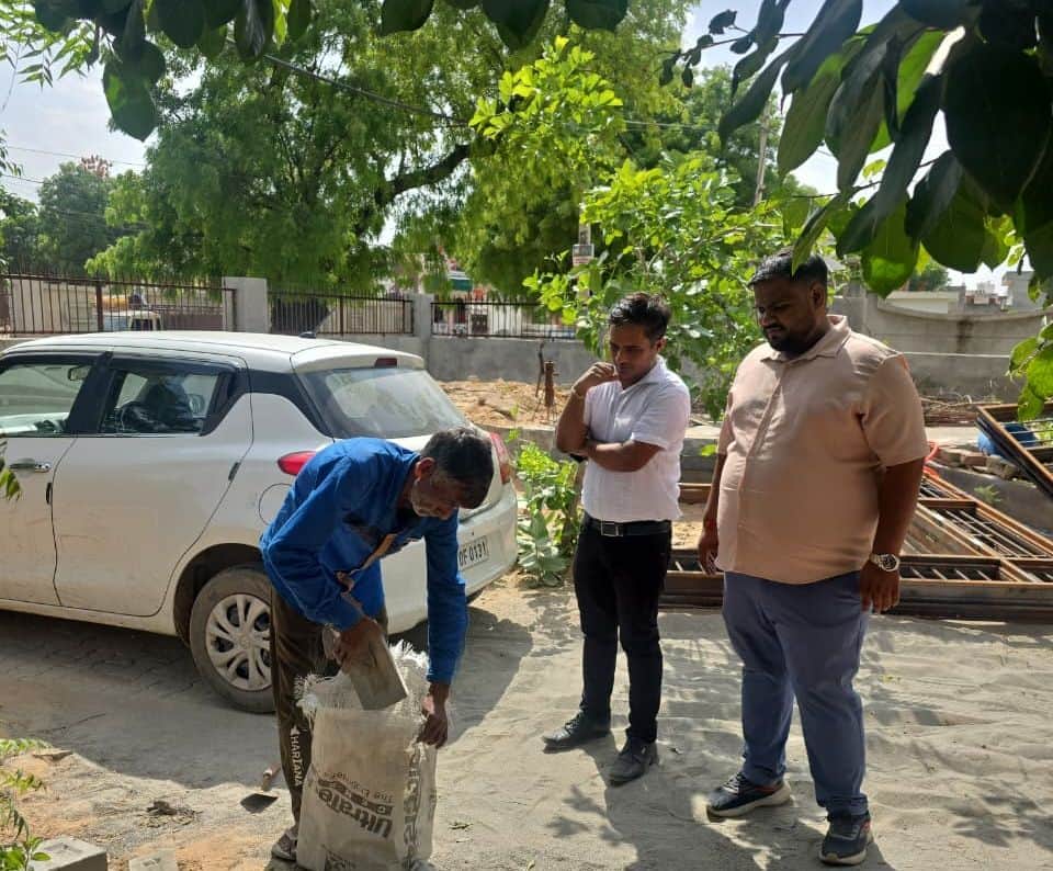 पशु चिकित्सालय में निर्माण सामग्री के नमूने एकत्रित करते हुए जांच अधिकारी। संवाद