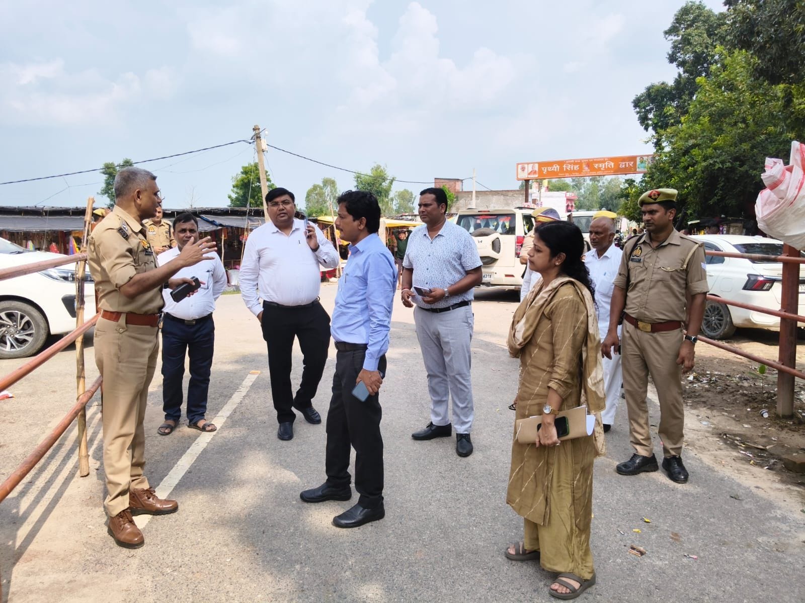 पृथ्वीनाथ मंदिर परिसर में कजरी तीज मेले को लेकर तैयारियां परखते सीडीओ दयानंद प्रसाद, सीआरओ रिंक