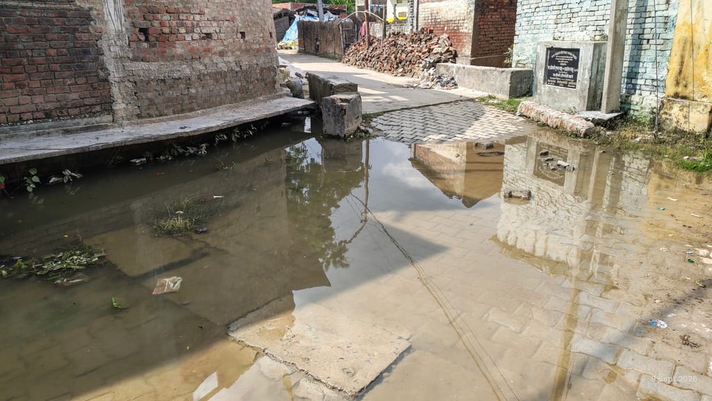 River water level rose by 5 cm in 24 hours; floodwaters entered Mallah Tola.
