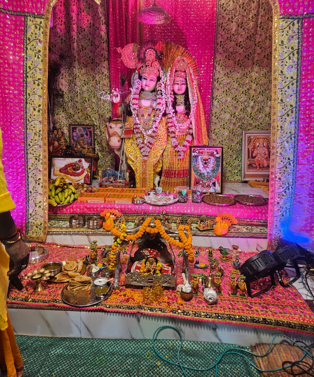 Lord Krishna's Chhathi was celebrated with great pomp at Banke Bihari Temple.