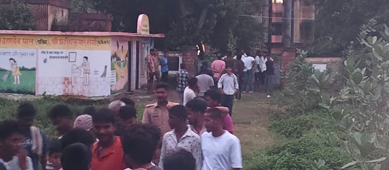 राजस्व विवाद को लेकर खेजुरी स्थित पानी टंकी पर युवक के चढ़ने की सूचना पर उपस्थित ग्रामीण।संवाद
