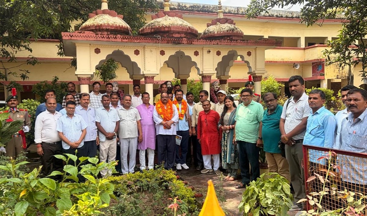 Sant Kabir Nagar News: राज्य पुरस्कार से सम्मानित शिक्षक का हुआ सम्मान