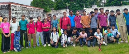 राज्य स्तरीय हॉकी प्रतियोगिता के लिए चयनित जिले के खिलाड़ी। कोच