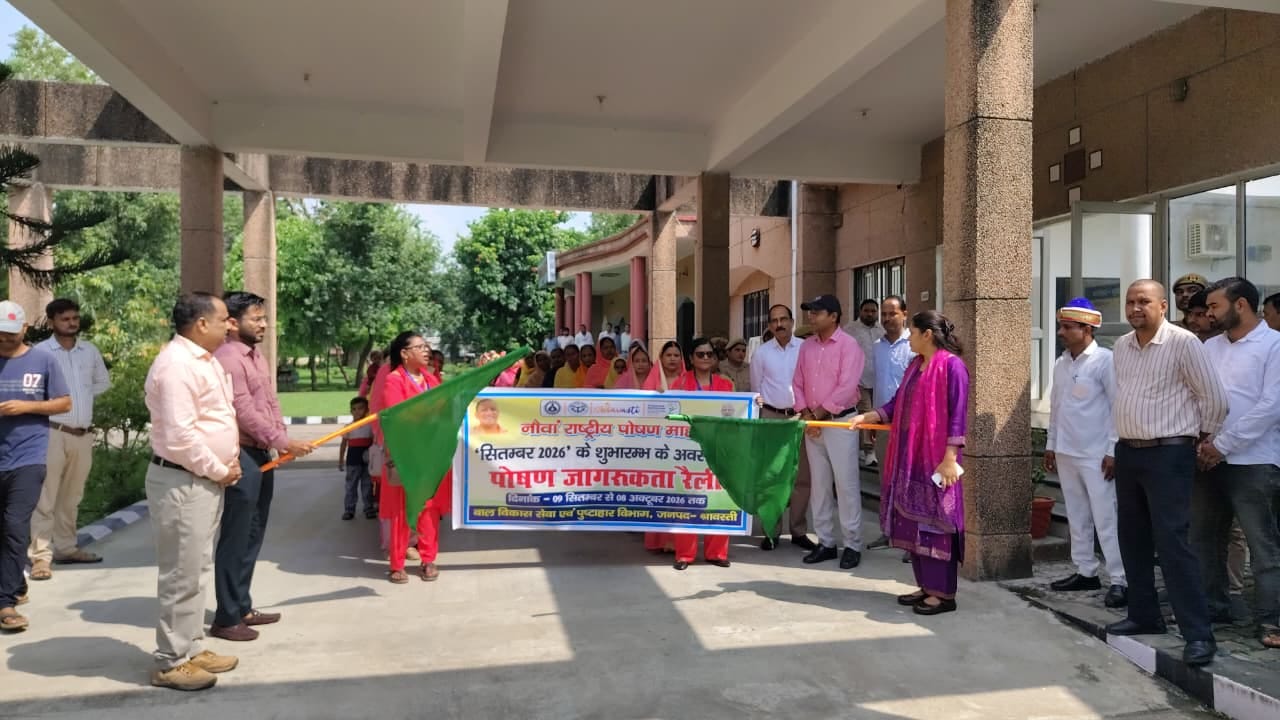 रैली को हरी झंडी दिखाती डीएम।