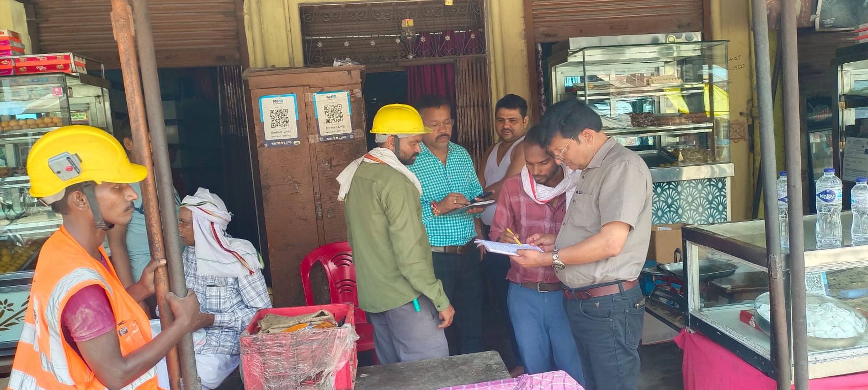 रामगंज बाजार में बिजली बिल की जांच करती विभाग की टीम। स्रोत- विभाग