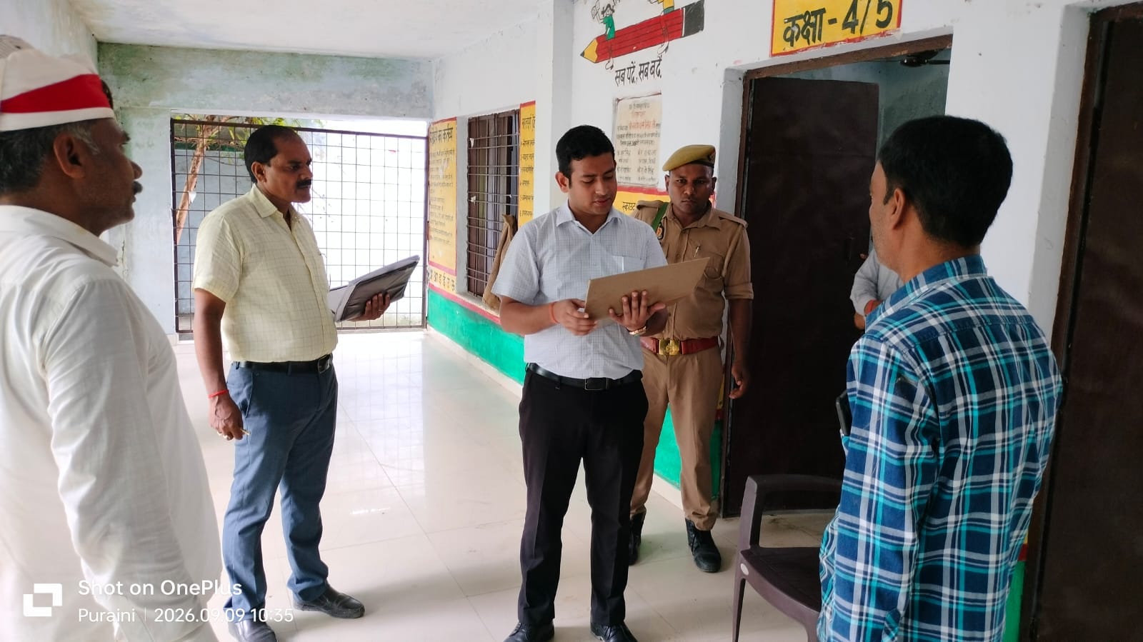 रामकोला क्षेत्र के सिधावे के पठान पट्टी में प्राथमिक विद्यालय में व्यवस्था की जांच करते ज्वाइंट