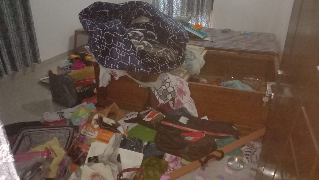 Cash and jewelry worth lakhs stolen from the police chief's house